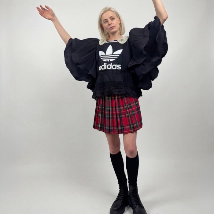 haut adidas upcycle avec manches evasees et dentelle noire par la créatrice Aliona Sama