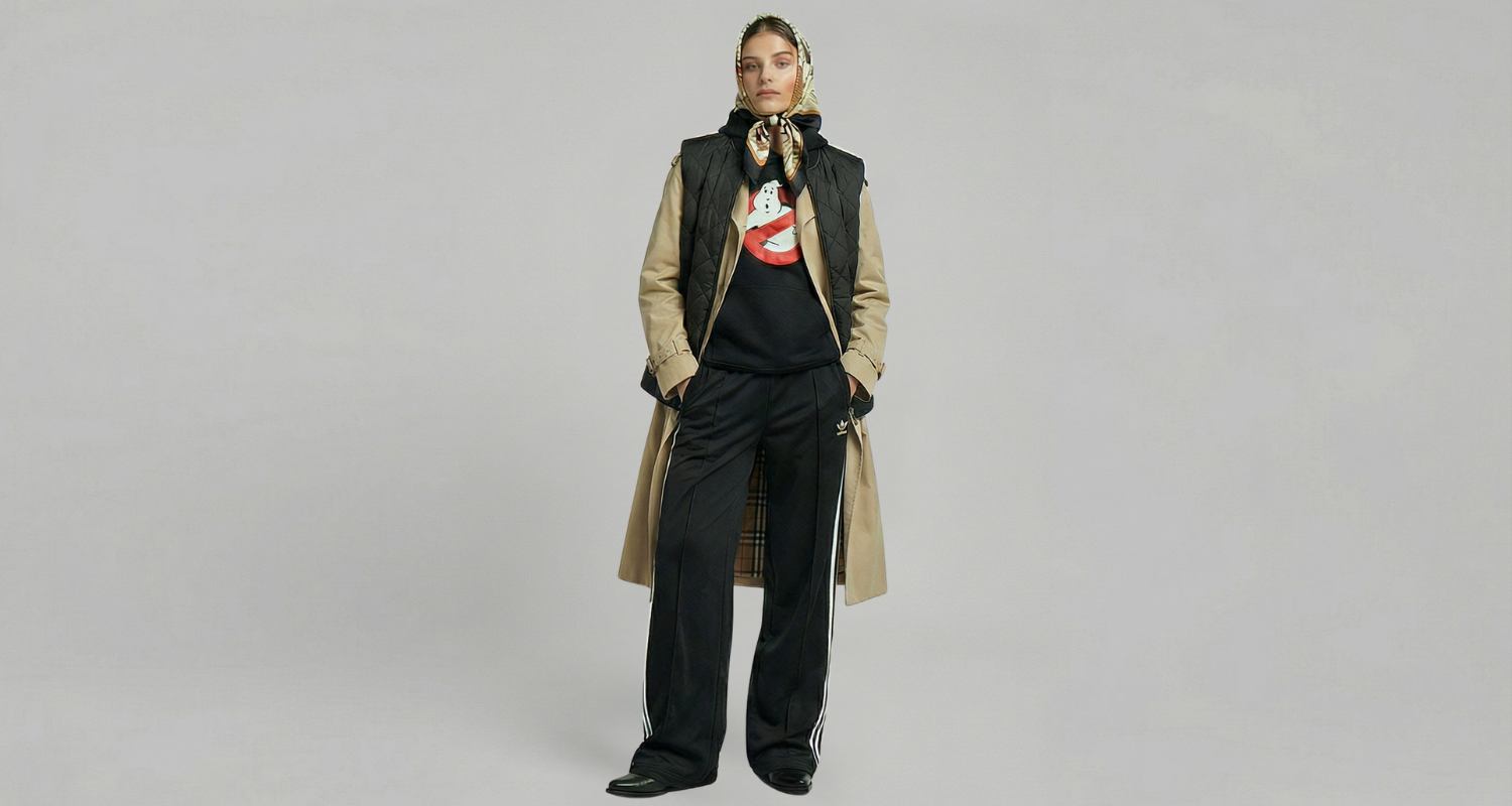 Superposition gilet matelassé sans manches noir sur un beau trench fluide