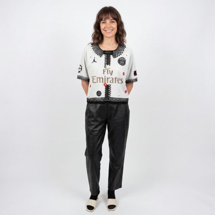 Maillot PSG vintage upcyclé avec diverses dentelles noires un col Claudine noir en crochet et des fleurs brodées vue de plein pied de face